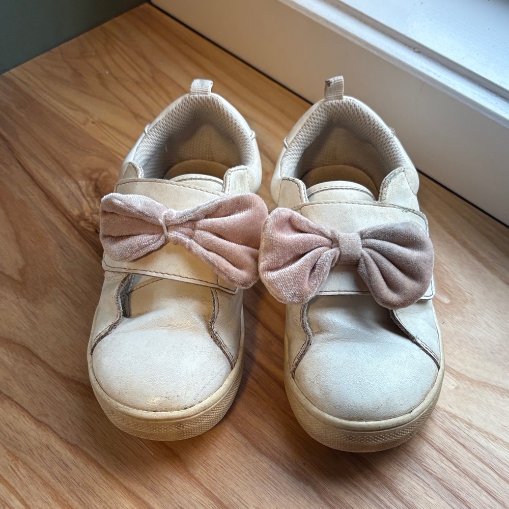 GAP Cream Sneakers with Pink Velvet Bow